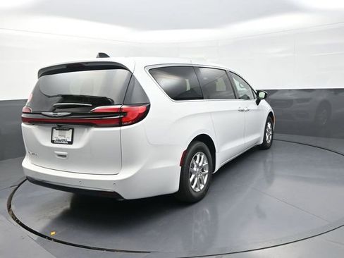 New 2026 Chrysler Pacifica Select FWD image 9