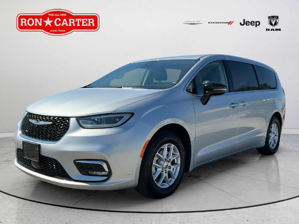 Used 2024 Chrysler Pacifica Touring-L FWD image 3