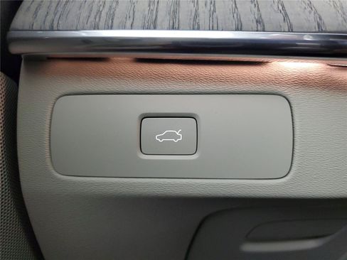 Certified 2025 Volvo XC90 B6 Plus AWD/4WD image 35