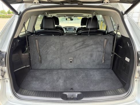Used 2017 Toyota Highlander SE w/ Carpet Mat Package AWD/4WD image 32