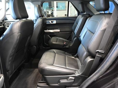 Used 2022 Ford Explorer XLT w/ Equipment Group 202A AWD/4WD image 11