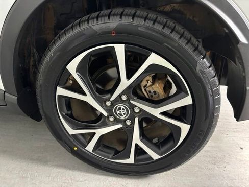 Used 2022 Toyota C-HR XLE FWD image 8