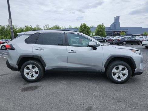Used 2021 Toyota RAV4 XLE AWD/4WD image 17