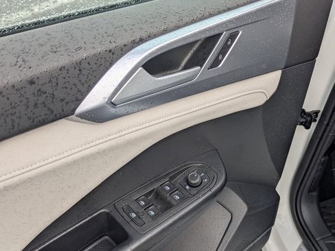 Used 2025 Volkswagen Taos SE image 11