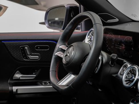 Used 2024 Mercedes-Benz GLB 250 image 18