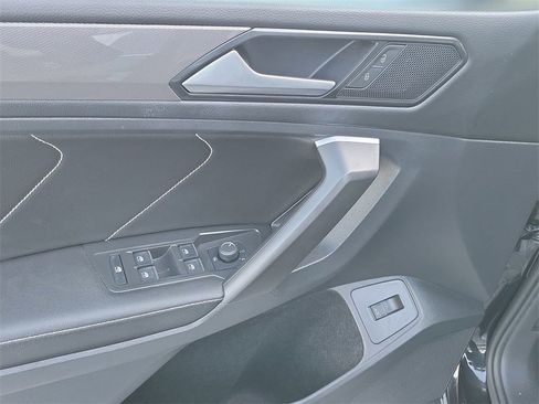 Used 2022 Volkswagen Tiguan SE image 24