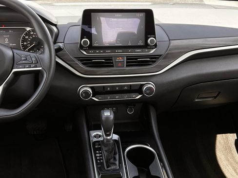 Used 2024 Nissan Altima 2.5 SV FWD image 18