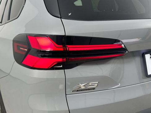 Used 2025 BMW X5 xDrive40i w/ M Sport Package AWD/4WD image 12