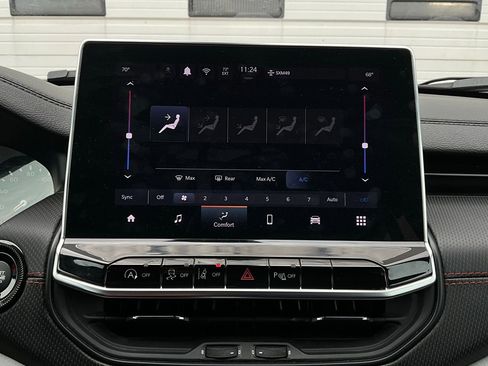 Used 2025 Jeep Compass Trailhawk image 29