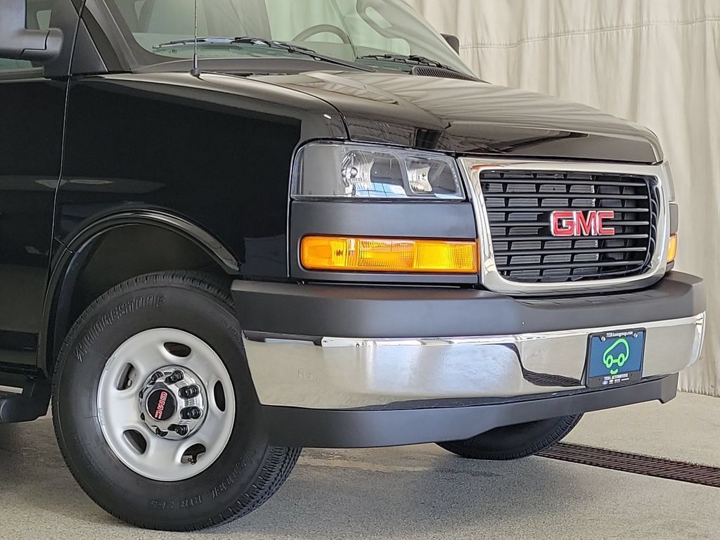 Certified 2025 GMC Savana 2500 LT w/ LT Preferred Equipment Group RWD image 5