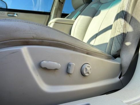 Used 2011 Cadillac DTS Luxury image 23