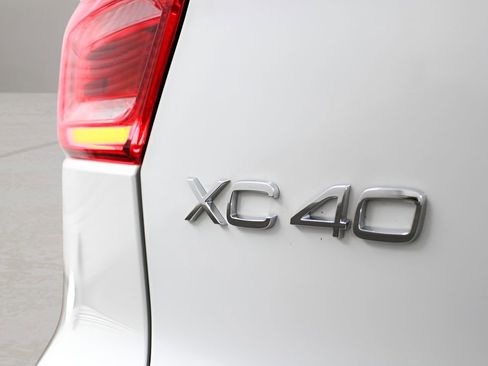 Certified 2025 Volvo XC40 B5 Ultra AWD/4WD image 33