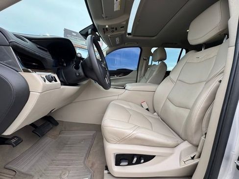 Used 2020 Cadillac Escalade Luxury image 25