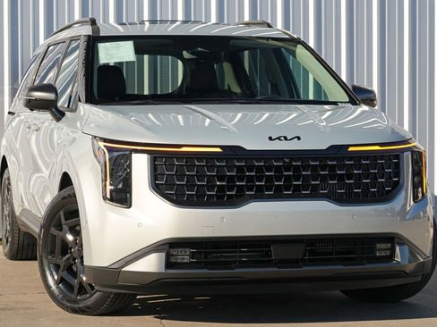 Used 2025 Kia Carnival SX w/ SX Dark Edition Package image 4