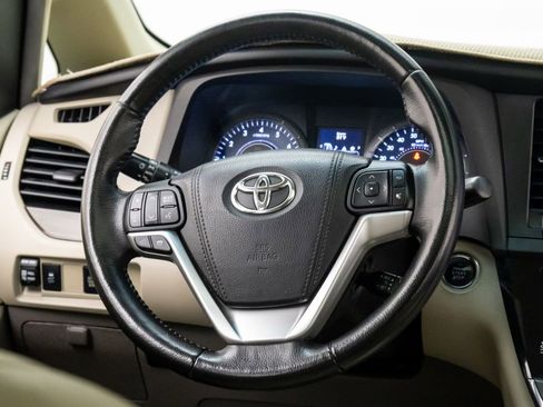 Used 2015 Toyota Sienna XLE image 12