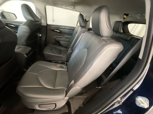 Used 2020 Toyota Highlander XLE image 23