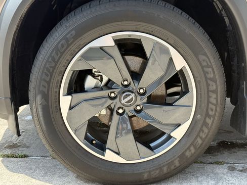 Used 2025 Nissan Rogue SV w/ SV Premium Package image 12