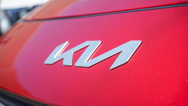 Certified 2025 Kia Niro EX FWD image 6
