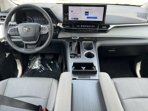 Used 2026 Toyota Sienna XLE FWD image 17