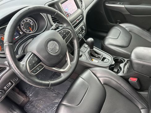 Used 2019 Jeep Cherokee Latitude Plus w/ Comfort/Convenience Group image 10