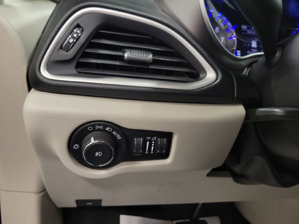 Used 2020 Chrysler Pacifica Touring FWD image 30