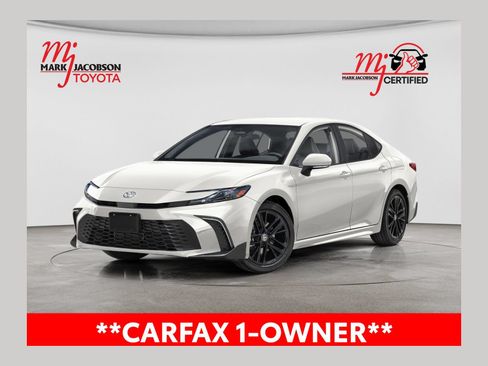 Used 2025 Toyota Camry SE FWD image 1