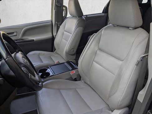 Used 2019 Toyota Sienna XLE image 16