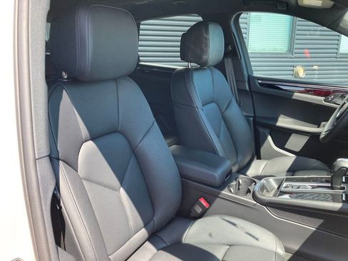 Used 2025 Porsche Macan image 36