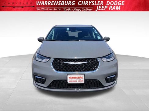 Used 2023 Chrysler Pacifica Touring-L FWD image 10