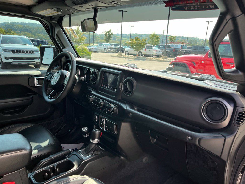 Used 2023 Jeep Gladiator Mojave AWD/4WD image 28