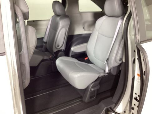 Used 2024 Toyota Sienna XLE FWD image 29