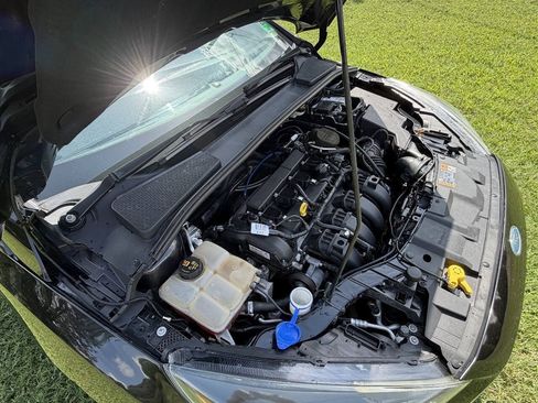 Used 2015 Ford Focus SE w/ Equipment Group 201A FWD image 9