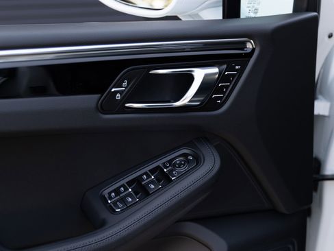 Certified 2026 Porsche Macan AWD/4WD image 18