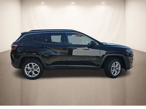Used 2025 Jeep Compass Latitude AWD/4WD image 2