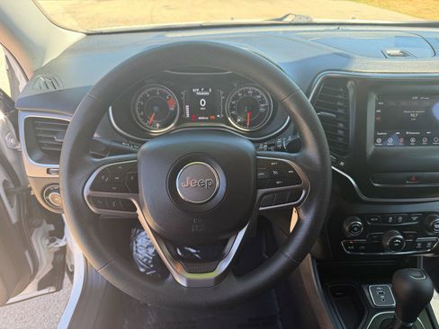 Used 2019 Jeep Cherokee Latitude w/ Popular Appearance Group FWD image 15