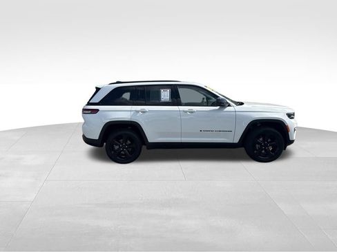 Used 2025 Jeep Grand Cherokee Altitude AWD/4WD image 7