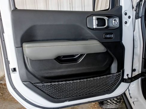Used 2024 Jeep Gladiator Mojave w/ Convenience Group AWD/4WD image 43