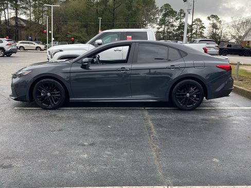 Used 2025 Toyota Camry SE image 3