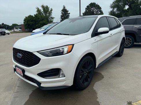 Used 2020 Ford Edge ST-Line w/ Cold Weather Package image 3