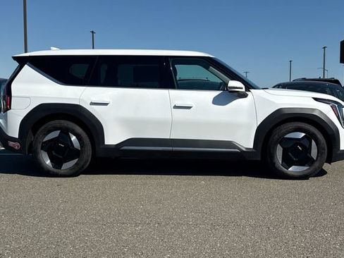 Certified 2024 Kia EV9 Light Long Range RWD image 3