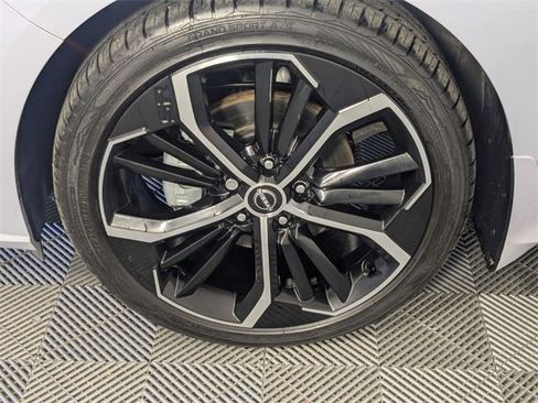 Used 2023 Nissan Altima 2.5 SR w/ SR Premium Package image 8