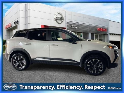 Used 2025 Nissan Kicks SV AWD/4WD image 5