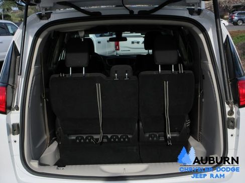 Used 2022 Chrysler Voyager LX image 7