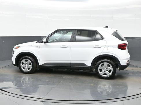 Used 2020 Hyundai Venue SE image 3