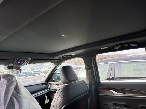 New 2025 Jeep Grand Cherokee Limited image 9