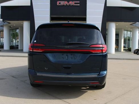 Used 2025 Chrysler Pacifica Limited FWD image 33