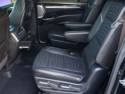 Used 2025 Cadillac Escalade ESV Sport Platinum image 27