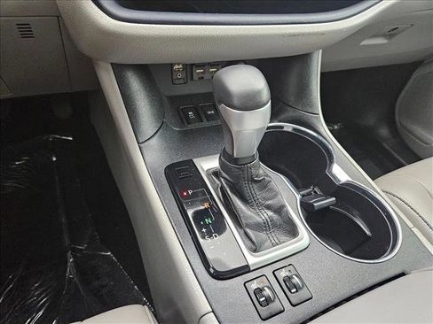 Used 2019 Toyota Highlander XLE image 12