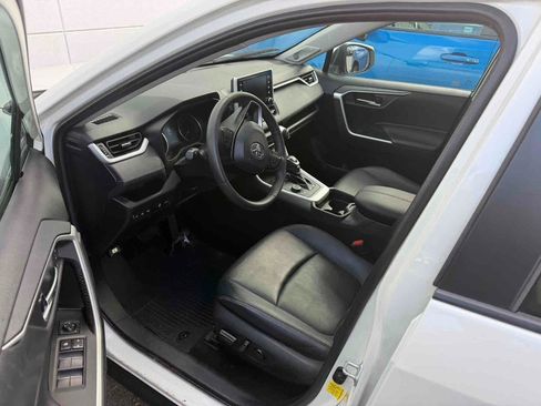 Used 2021 Toyota RAV4 XLE Premium image 6