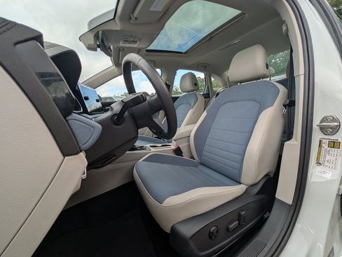 Used 2025 Volkswagen Jetta SE w/ Sunroof Package FWD image 17